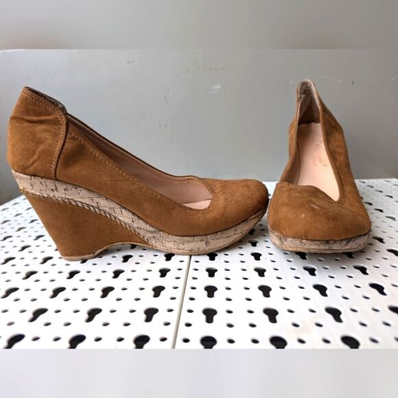 Vintage nude Hastello faux suede tan platform pumps size 7 - Picture 2 of 10